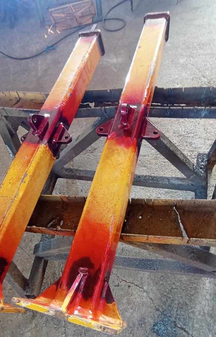 Colunas do dispositivo de içamento em fase de pintura na oficina